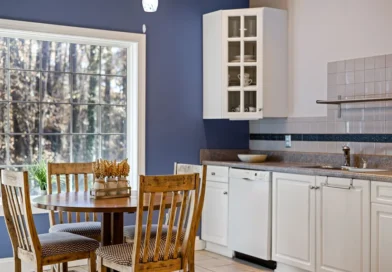 Kincaid Kafe 44" Round Pedestal Dining Table Review & Guide